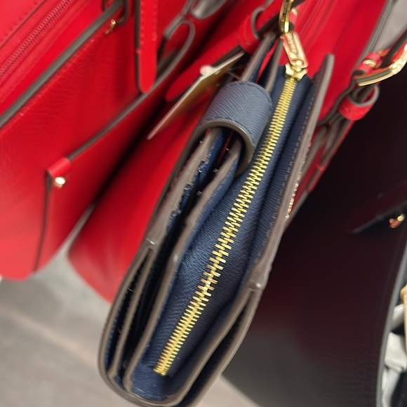 MICHAEL KORS
Medium Crossgrain Leather Wallet
Navy 
NWT - Picture 16 of 16